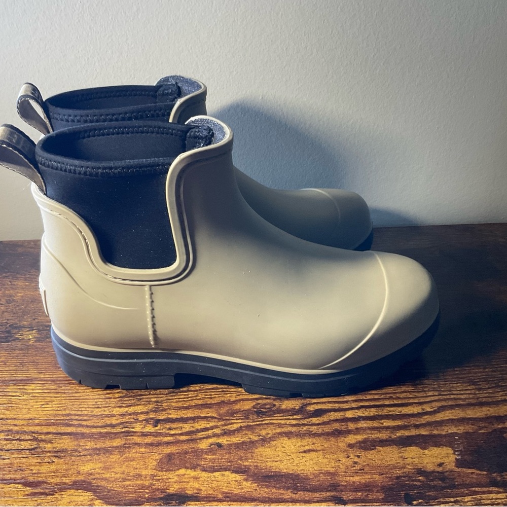 UGG Droplet Tan Ankle Boots - size 7